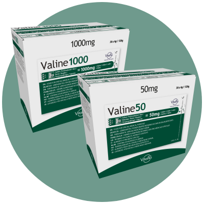 Verpakkingen van Valine50 en Valine1000 tabletten tegen een groene achtergrond